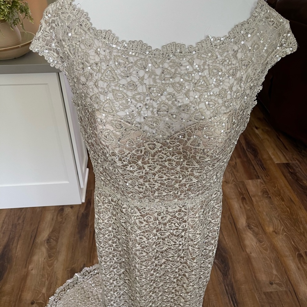 Formal dress - Picture 3 of 4